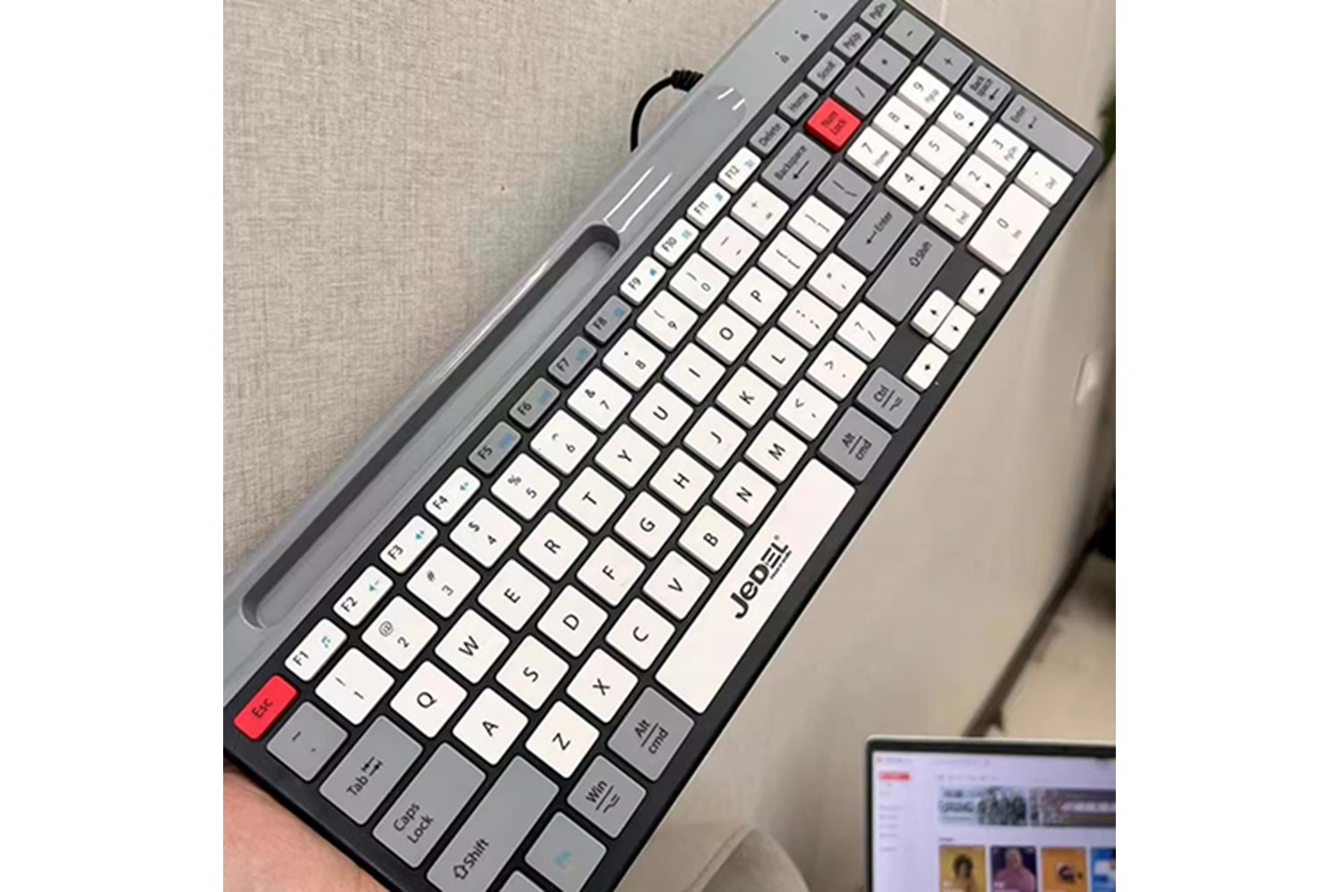 JEDEL USB KABLOLU BEYAZ -GRİ RENKLİ YUMUŞAK TUŞLU HIZLI TEPKİ SESSİZ DÜĞMELİ KLAVYE K37